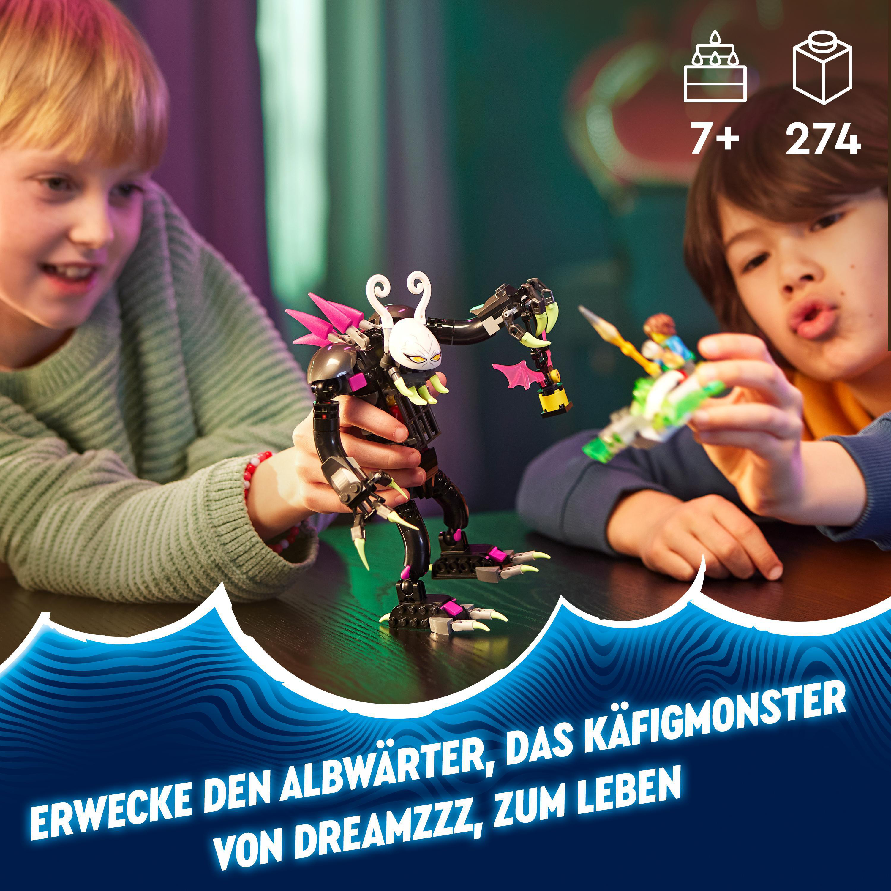 Zwei Kinder spielen mit einem Lego Dreamzzz-Set. Eine Monsterfigur ist sichtbar.