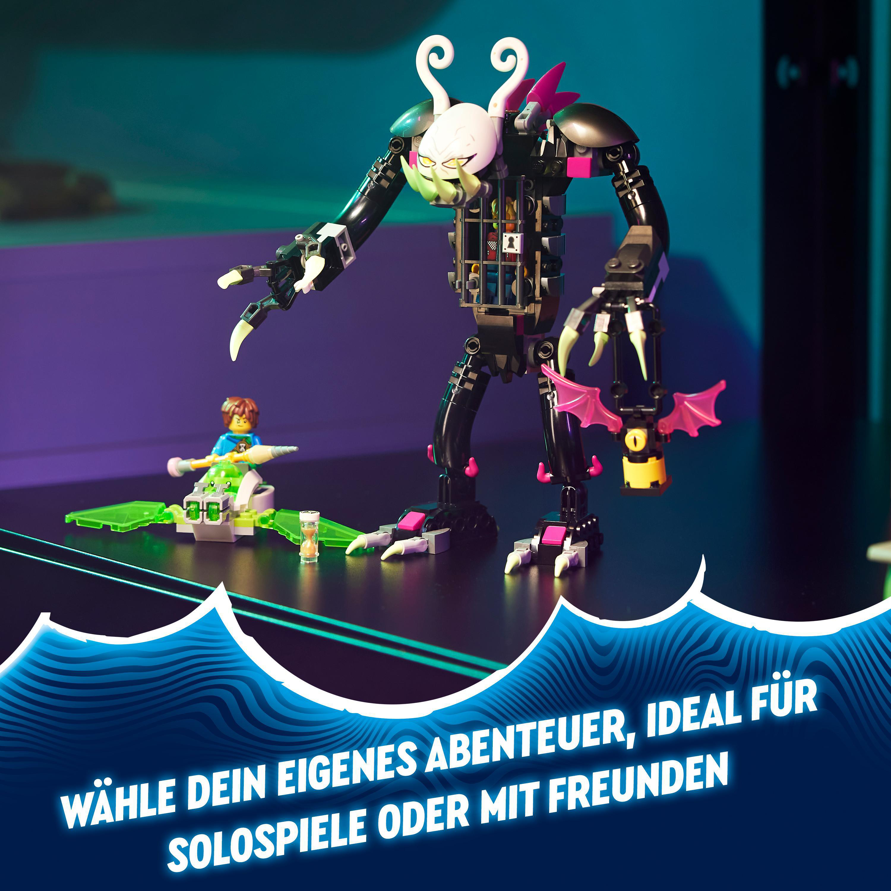 Große Lego Monsterfigur mit Minifigur auf einem Gleiter, dunkler Hintergrund.