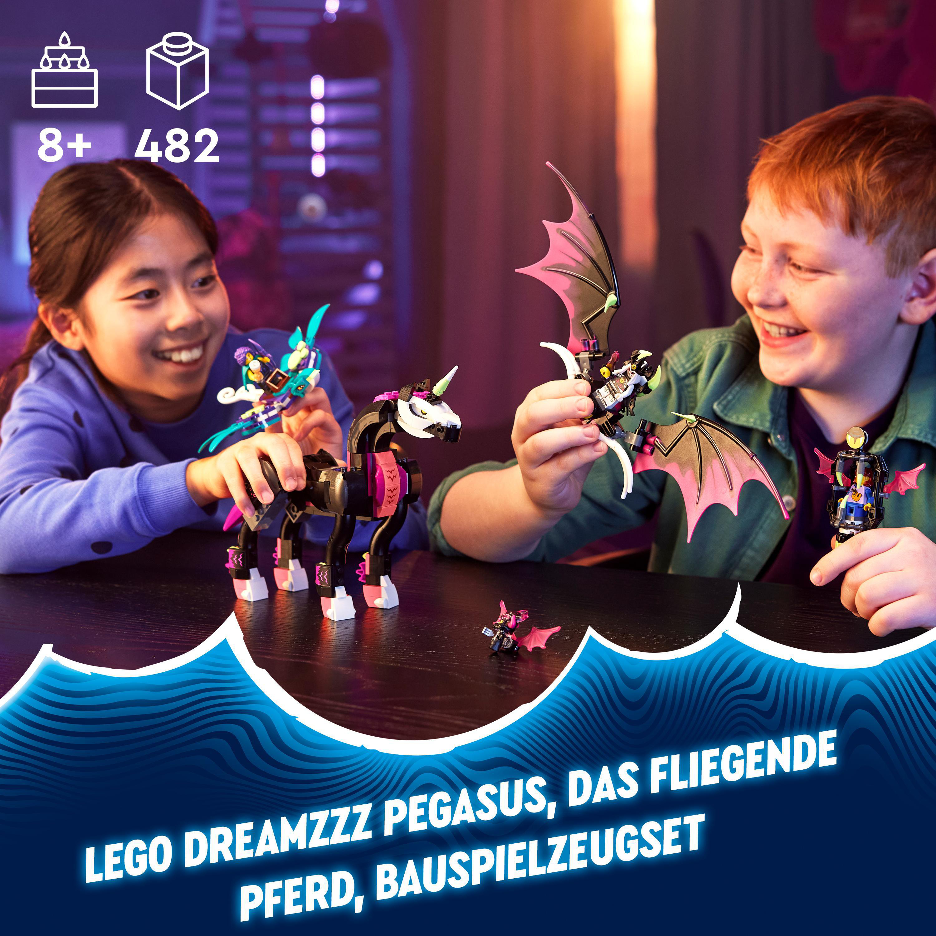 Zwei Kinder spielen mit Lego Dreamzzz Sets, darunter ein schwarzer Pegasus und eine Fledermaus. Sie lächeln.
