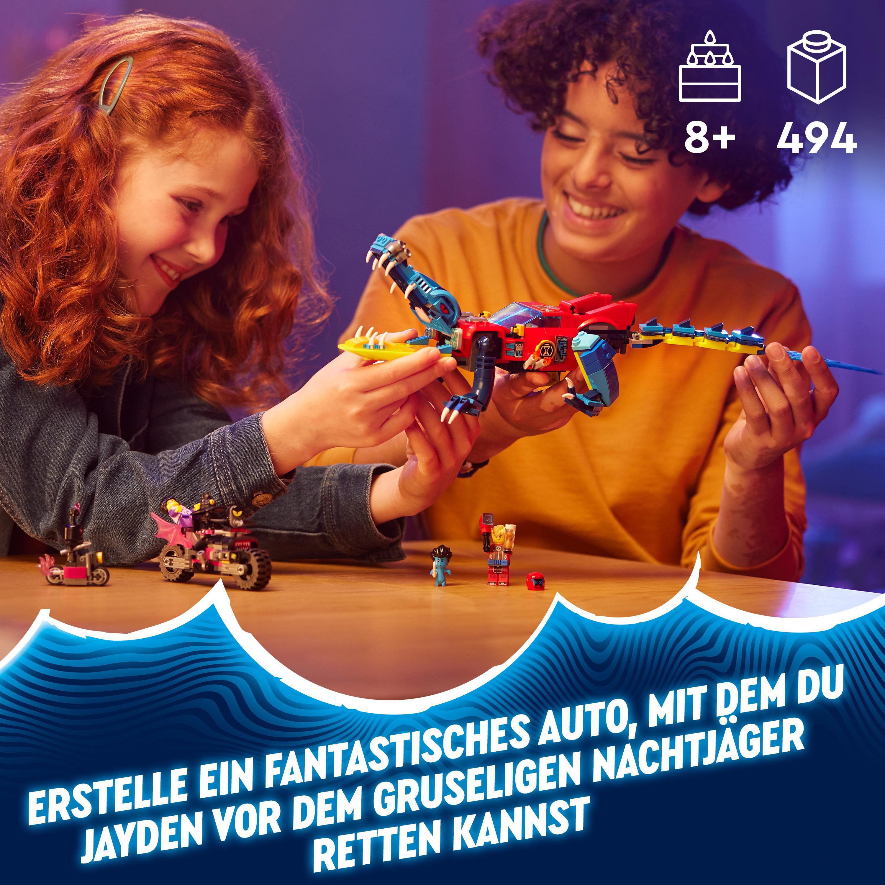 Kinder bauen ein LEGO-Set, ein rotes Spielzeugauto und einen Drachen.