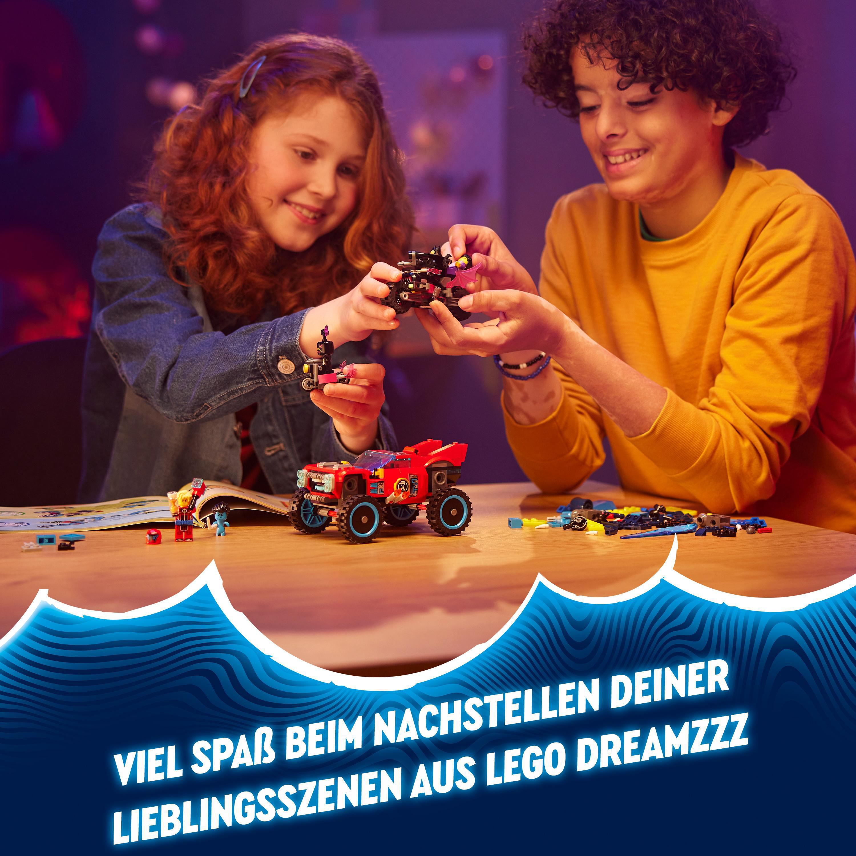 Zwei Kinder spielen mit Lego-Spielzeugen, mit einem roten Lego-Auto im Zentrum.