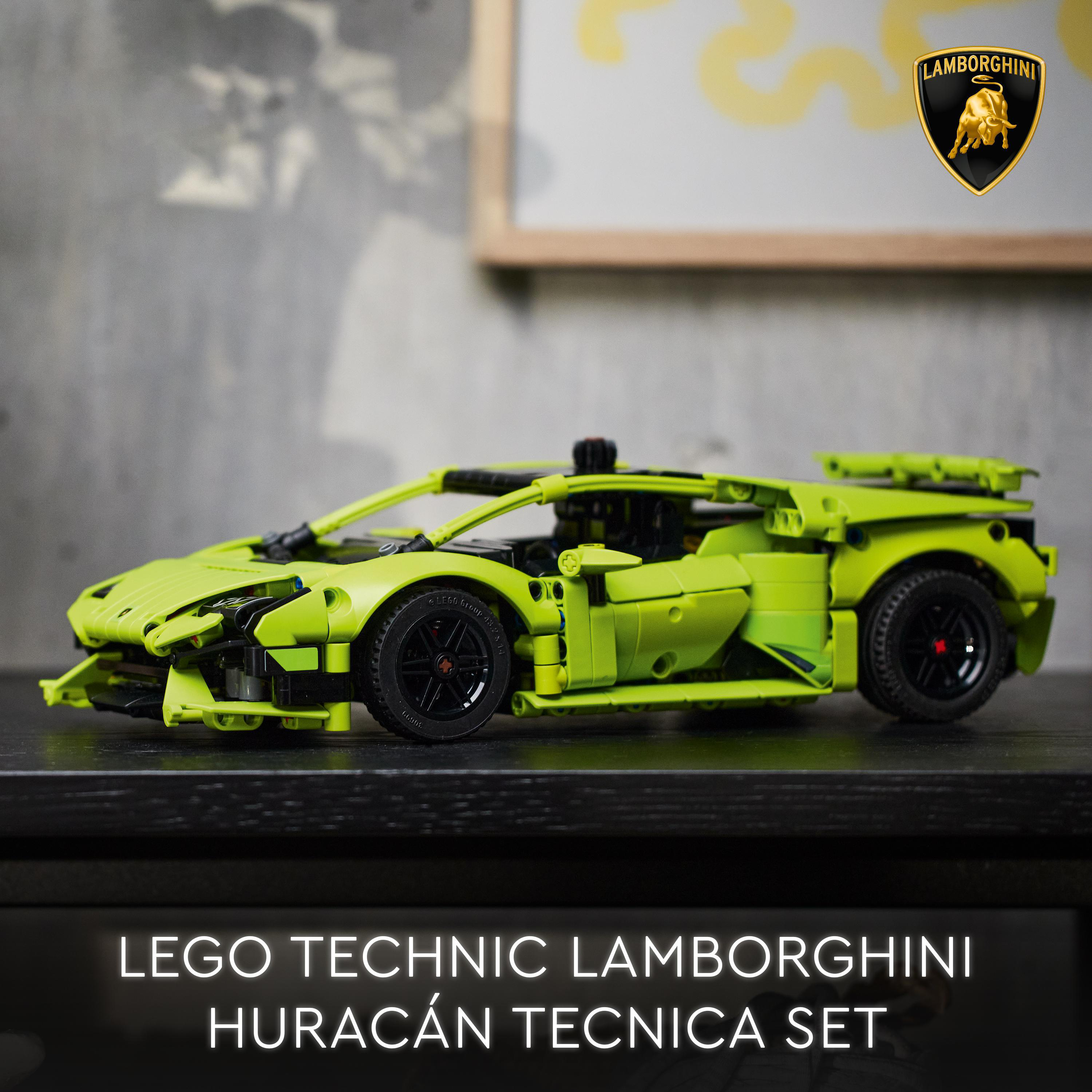 Hellgrünes Lego Technic Lamborghini-Auto auf schwarzer Oberfläche. Schwarze Räder und ein schwarzer Spoiler.