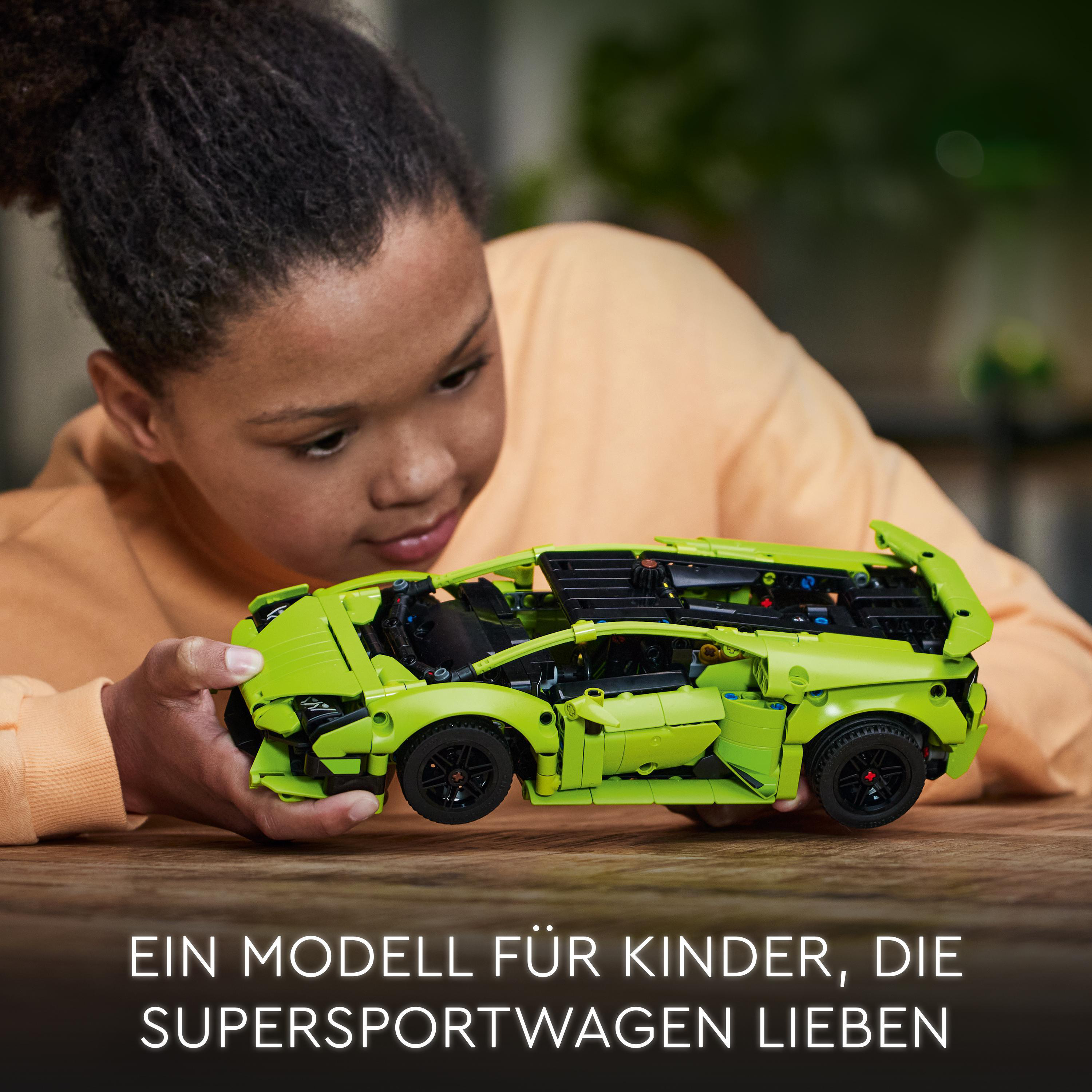 Ein Kind baut ein grünes Lego-Auto. Text: Ein Modell für Kinder, die Supersportwagen lieben.