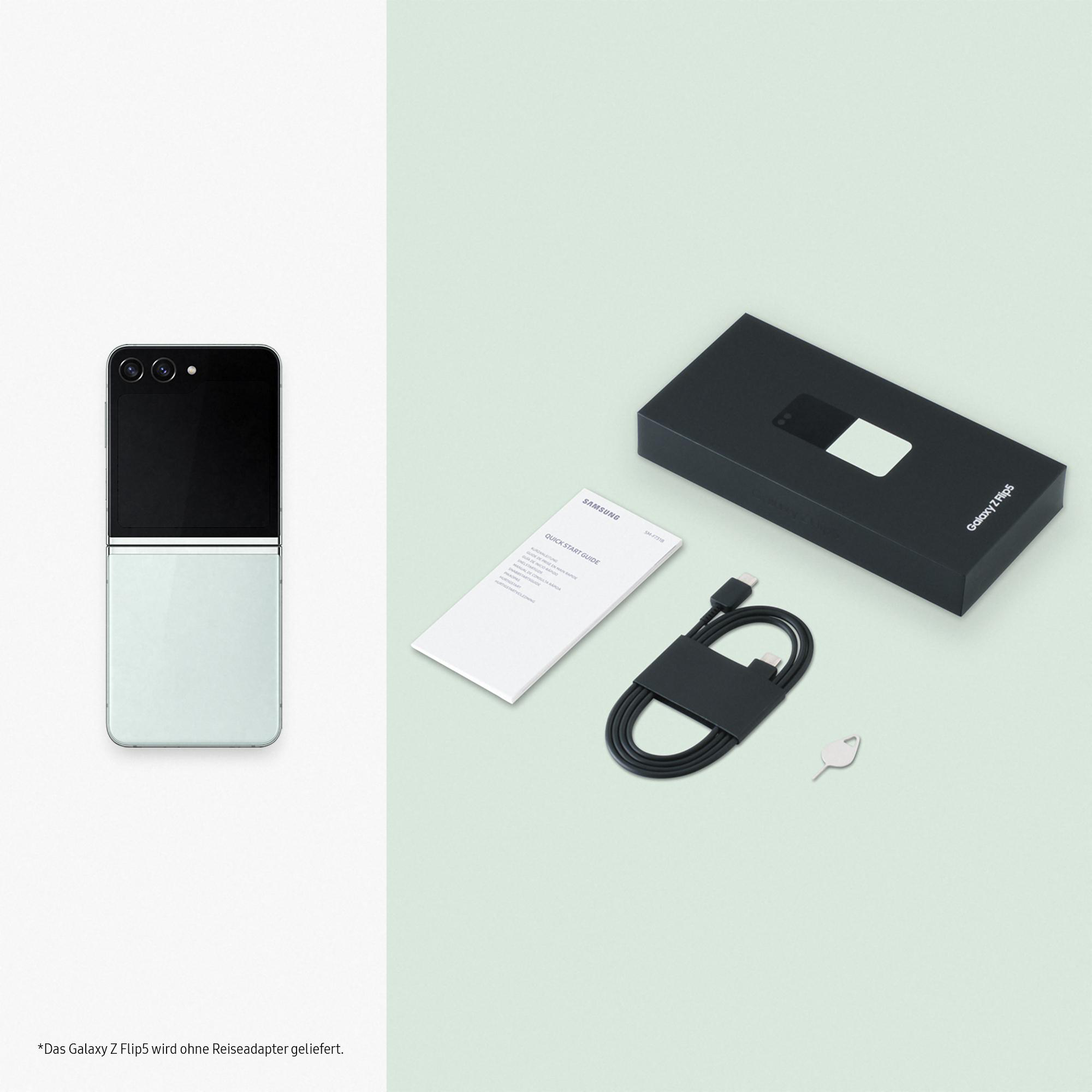 Ein Smartphone mit weißen und schwarzen Farben mit einer weißen Box, einer Schnellstartanleitung und einem Kabel.