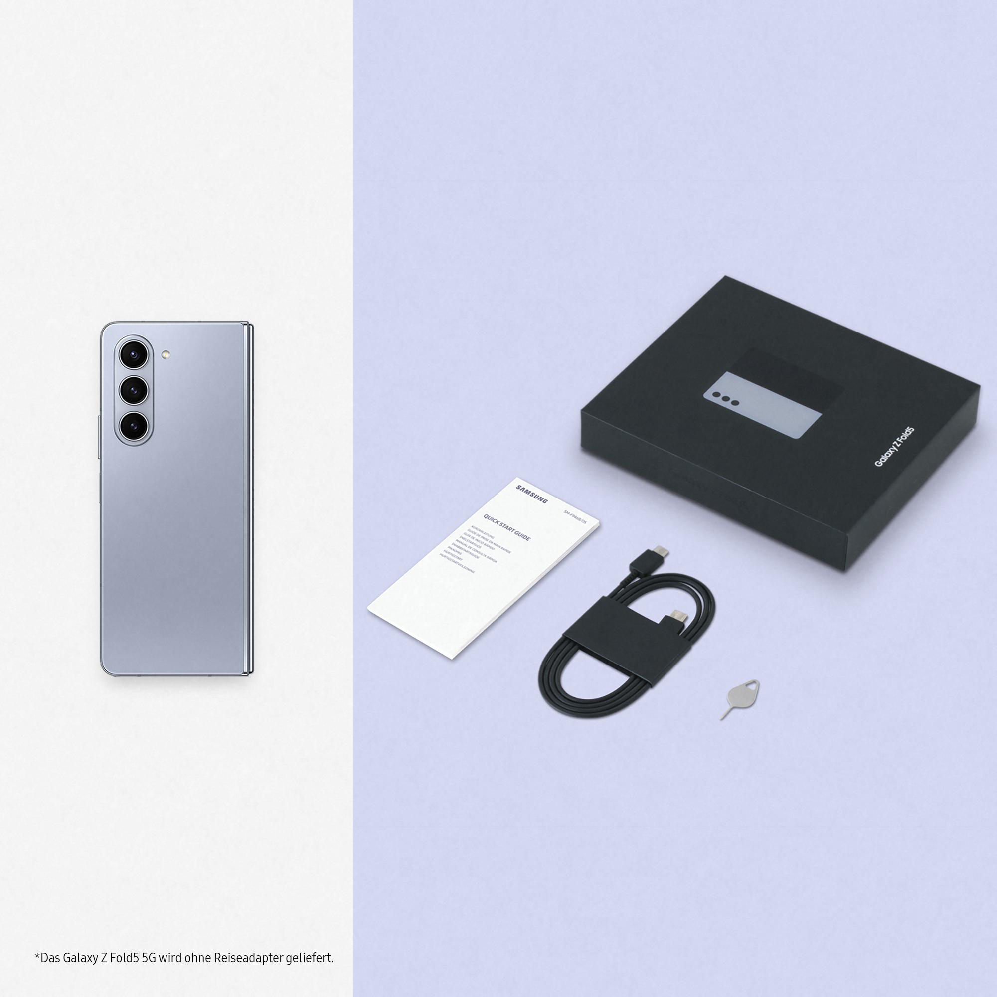 Ein gefaltetes Telefon, eine Box, ein Kabel und ein SIM-Auswerfer. Das Telefon ist silber.