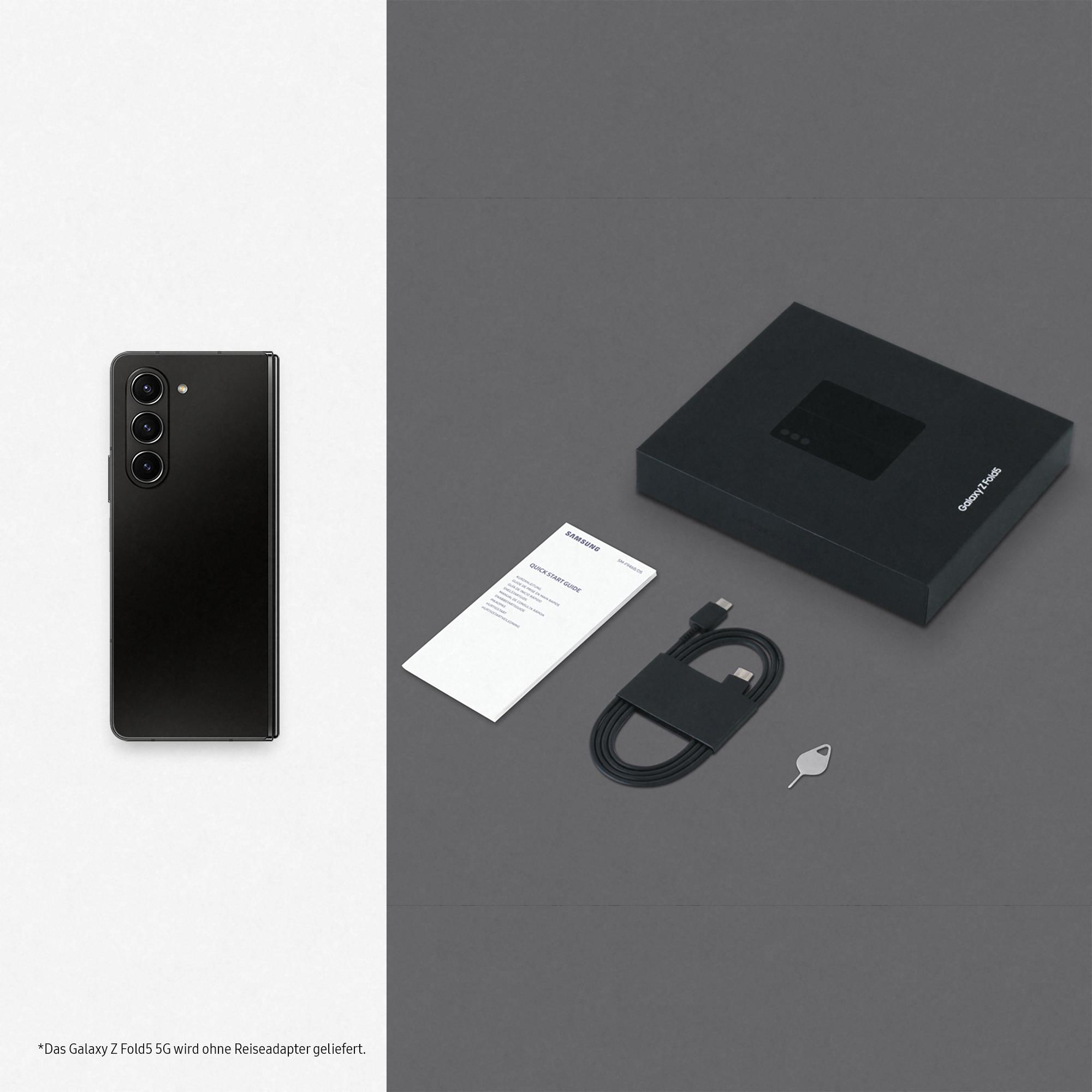 Schwarzes Telefon links, Box und Zubehör rechts. Hintergrund grau und weiß.