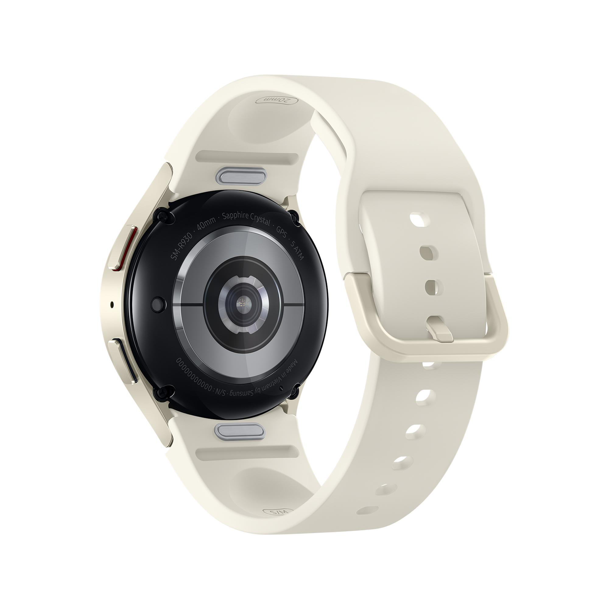 Weiße Smartwatch mit hellbeigem Armband. Das Zifferblatt zeigt die Uhrzeit und hat silberne Details.