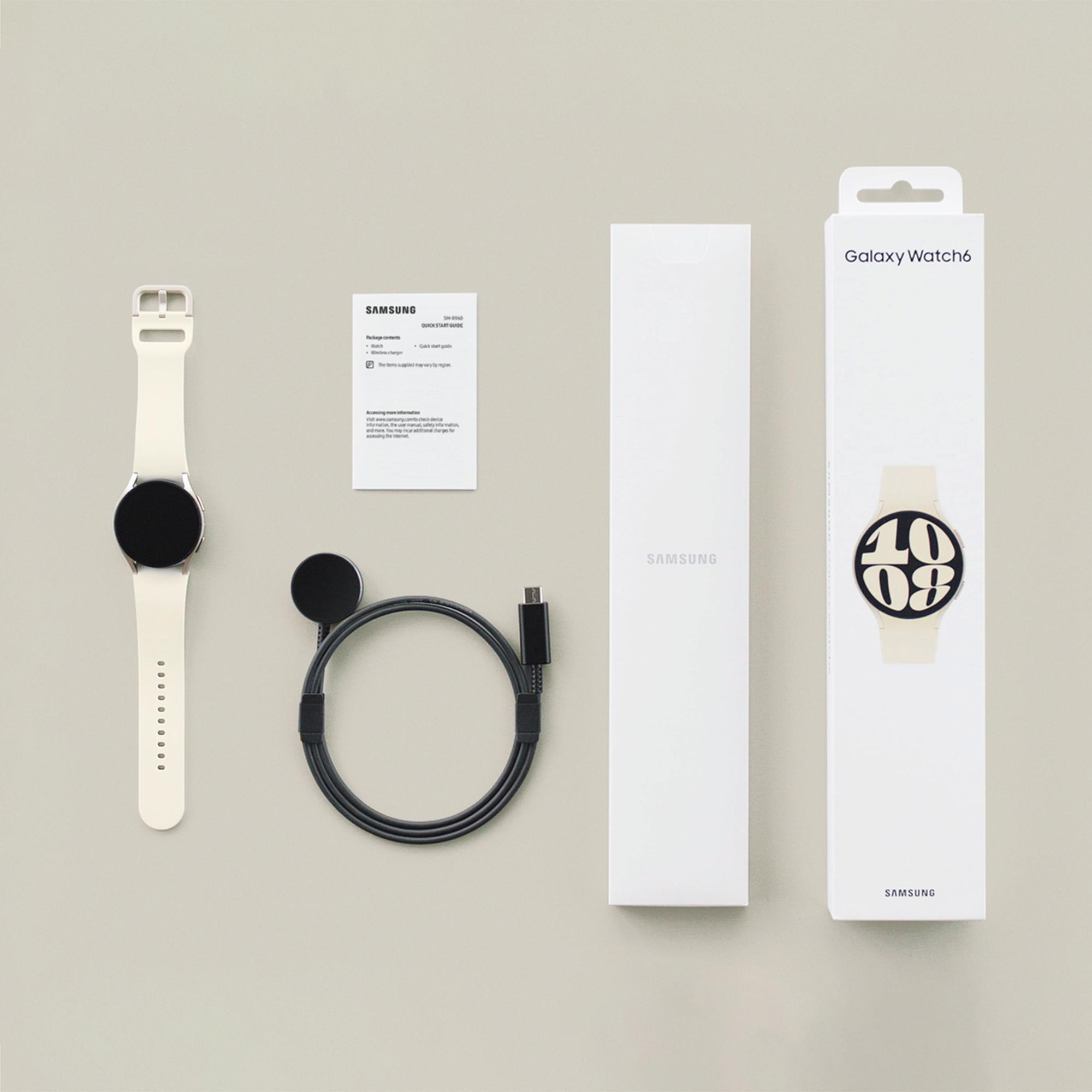 Uhr, Ladegerät, Kabel und Box mit Galaxy Watch6-Branding.