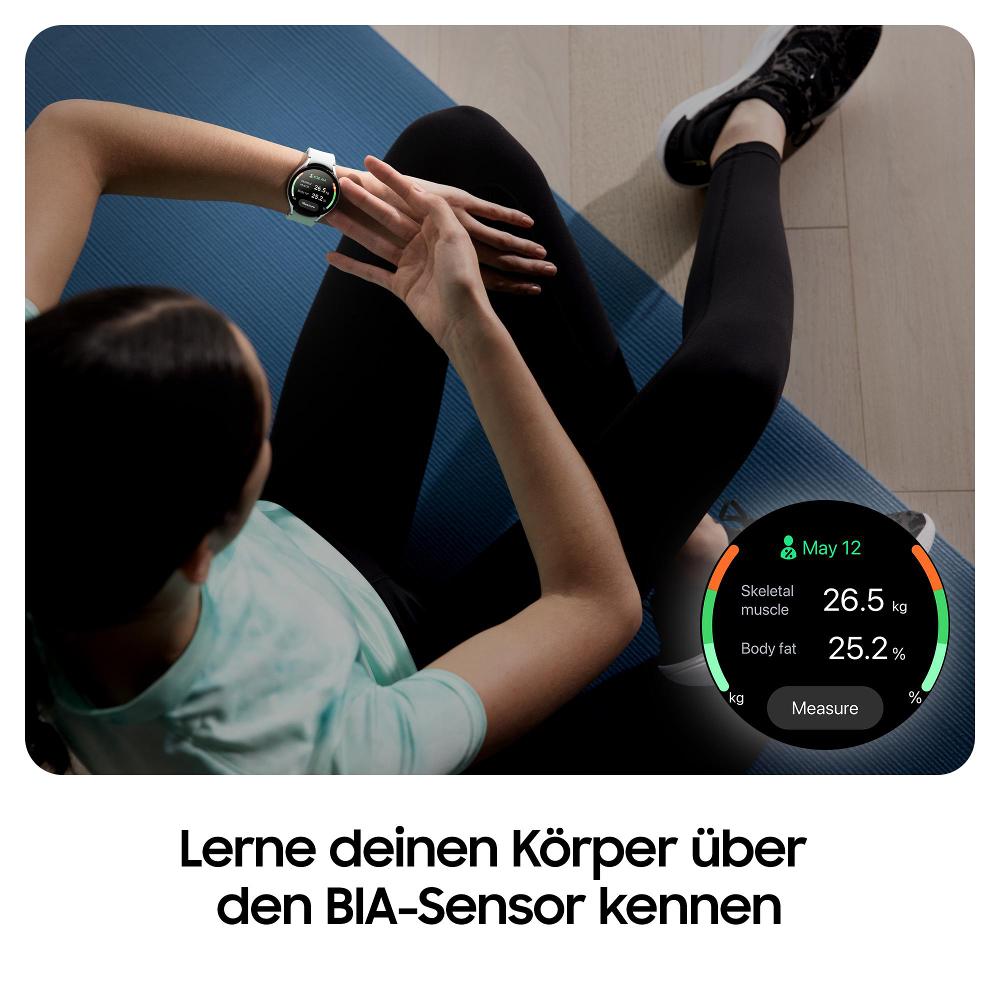 Eine Frau, die eine Smartwatch trägt, auf einer Matte prüft ihre Körperwerte. Zeigt Skelettmuskeln und Körperfett.