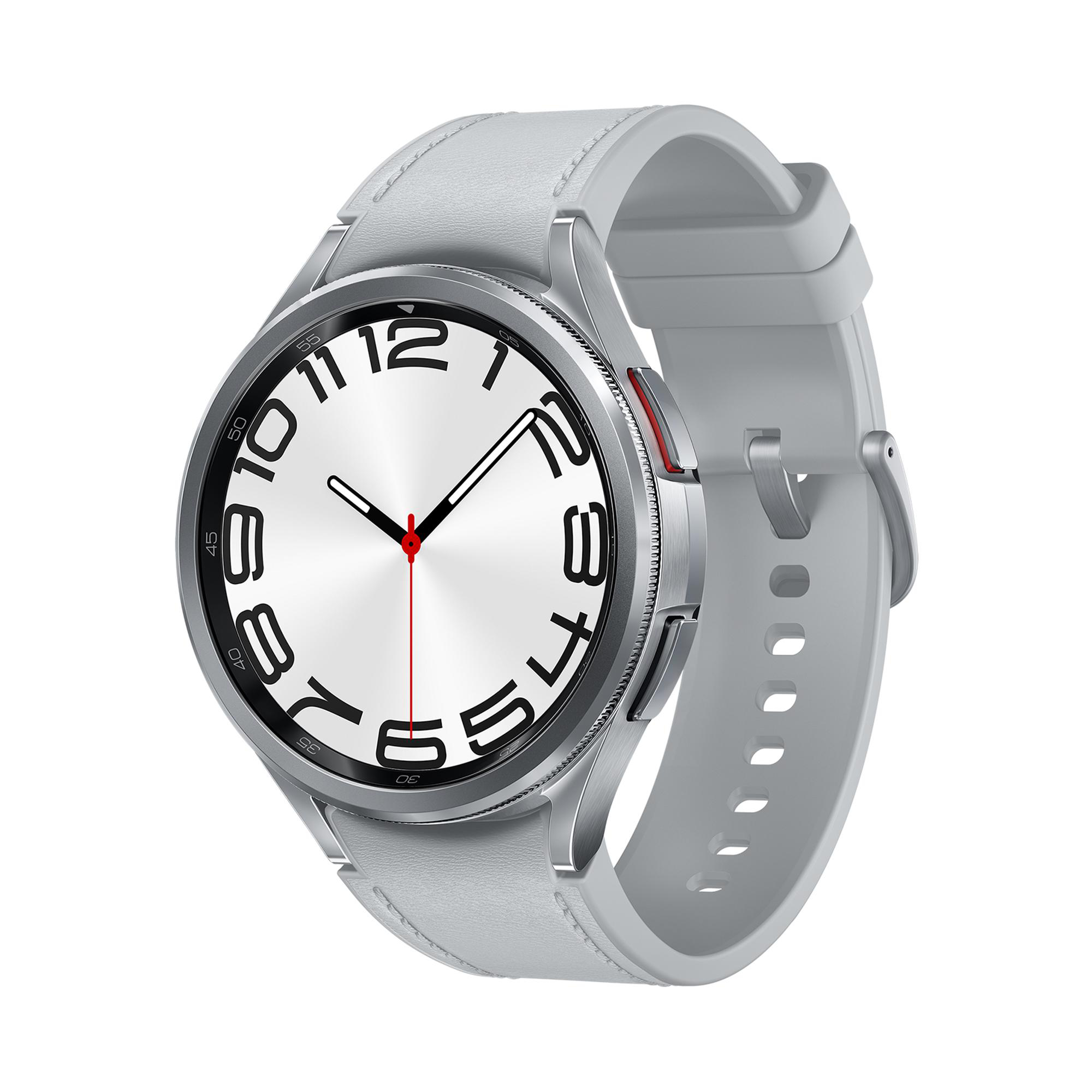 Nahaufnahme einer silbernen Smartwatch mit hellgrauem Armband, weißem Zifferblatt und schwarzen Zahlen.