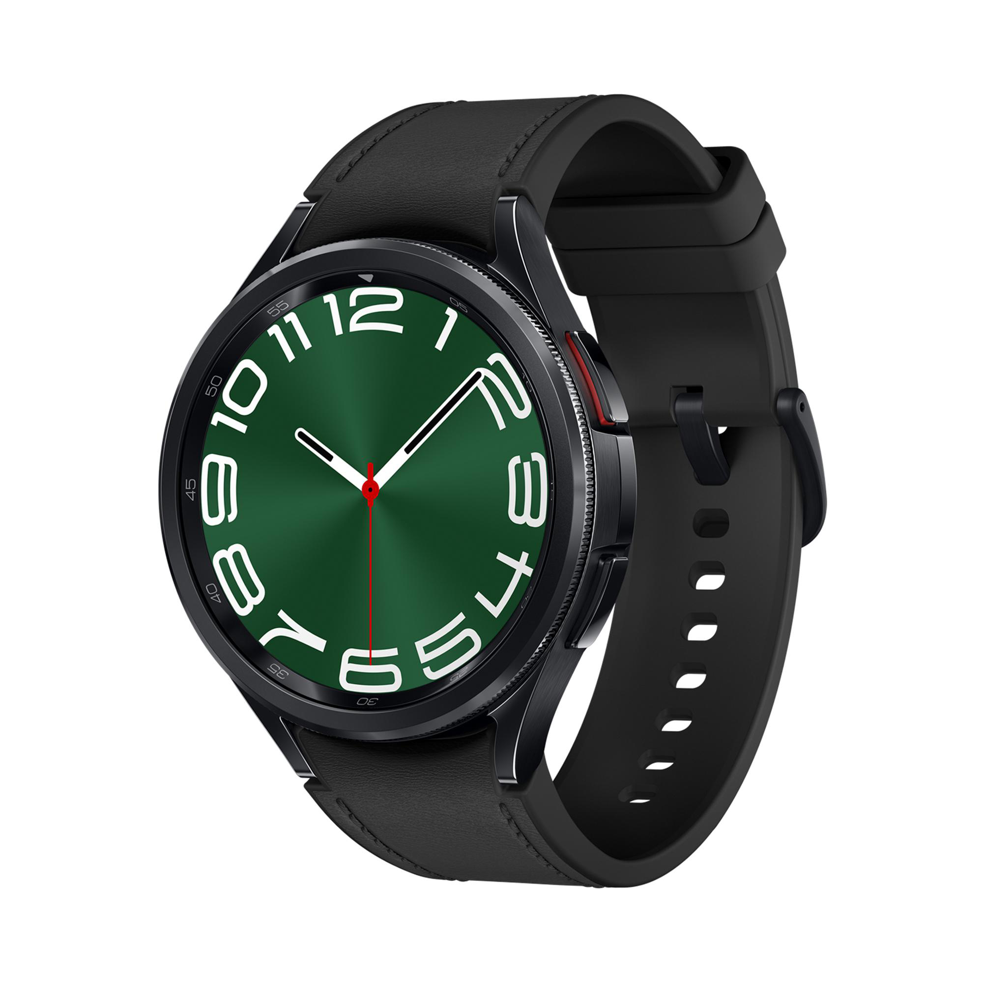 Eine schwarze Smartwatch mit grünem Zifferblatt und weißen Zahlen, einem schwarzen Armband, auf weißem Hintergrund.