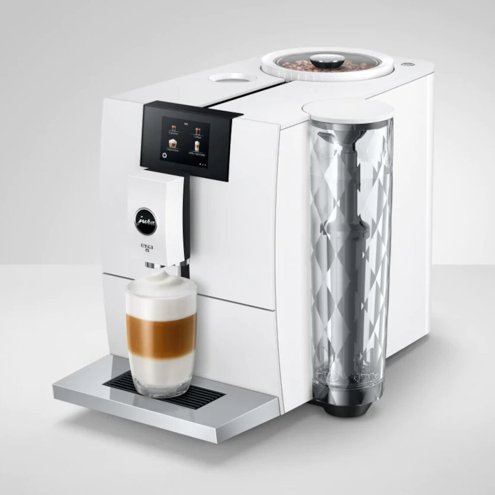 Biały ekspres do kawy Jura E8 wydający latte, z przezroczystym pojemnikiem na ziarna.