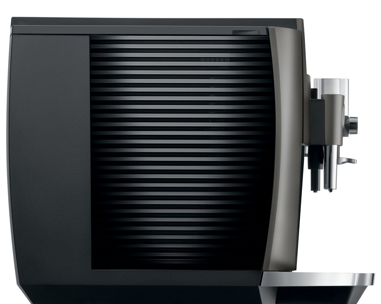 Widok z boku czarnego ekspresu do kawy. Ciemny panel przedni i srebrna podstawa.