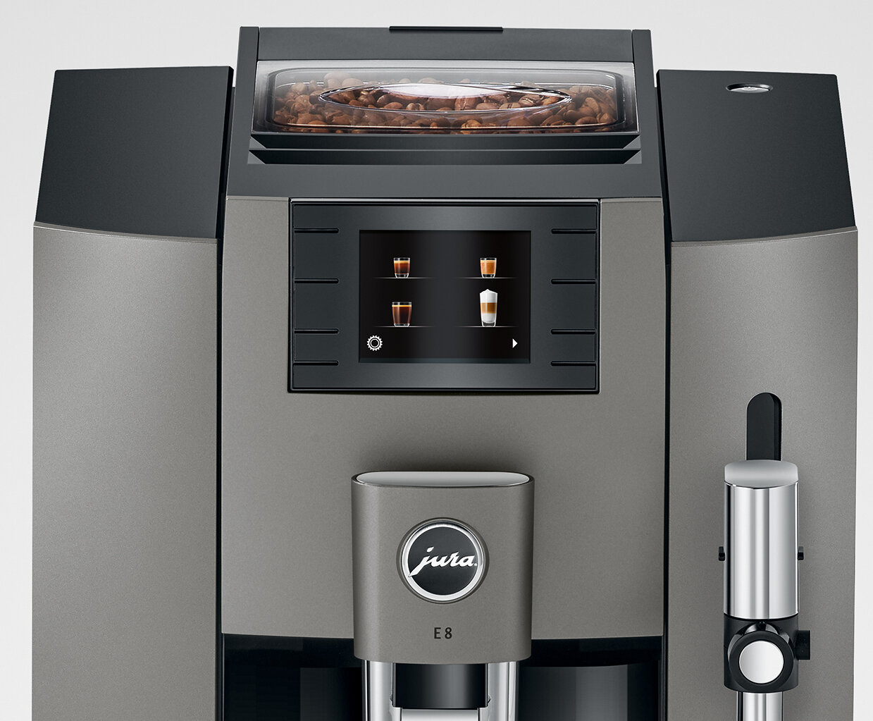Zbliżenie szarego ekspresu do kawy Jura E8 z ekranem dotykowym i pojemnikiem na ziarna.