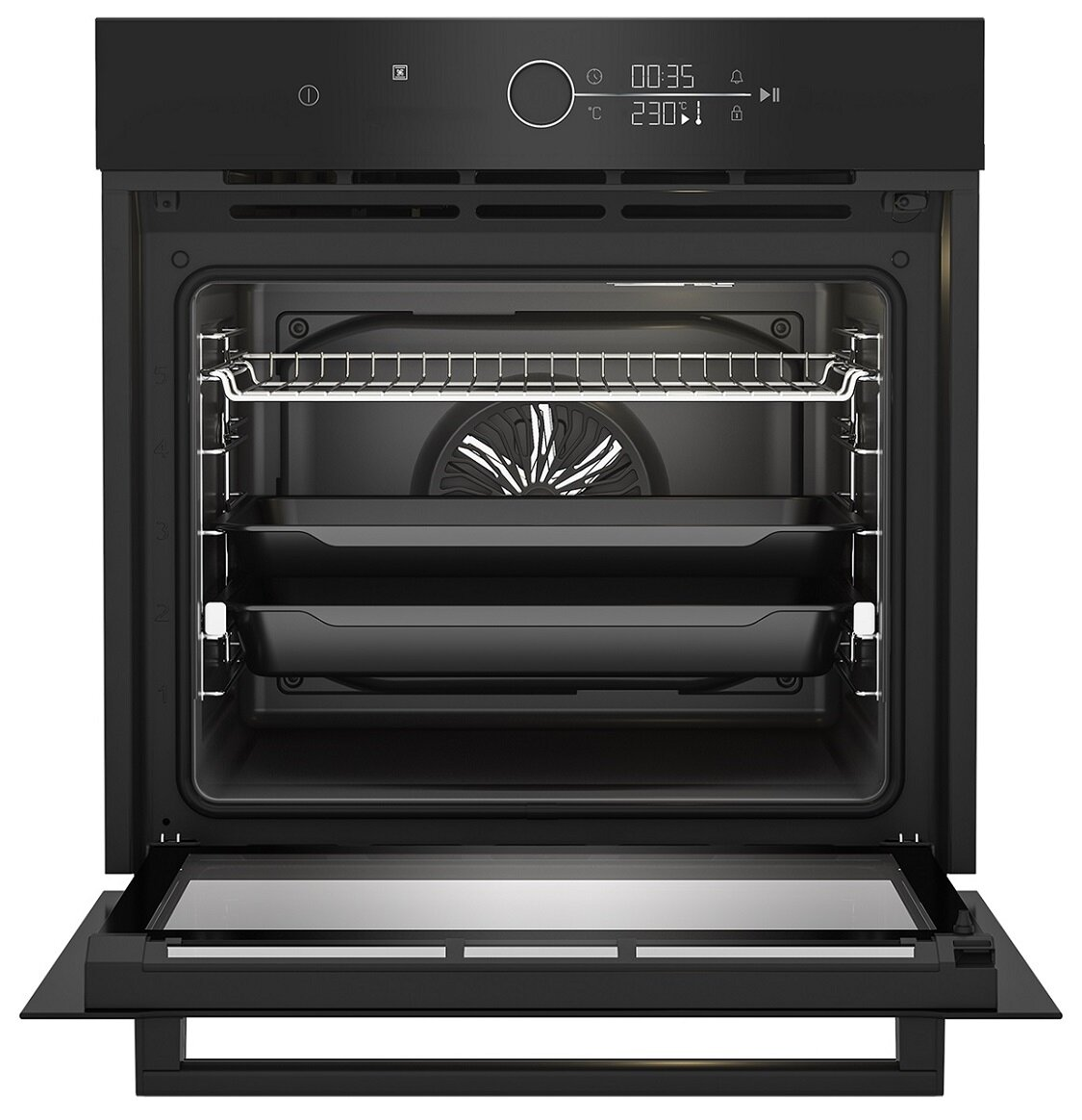 Czarny piekarnik z otwartymi drzwiami, wnętrze z rusztami i tacami. Ciemne tło.