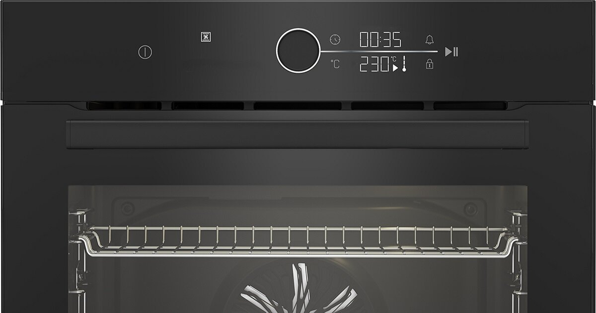 Czarne wnętrze piekarnika z rusztem i wyświetlaczem cyfrowym.