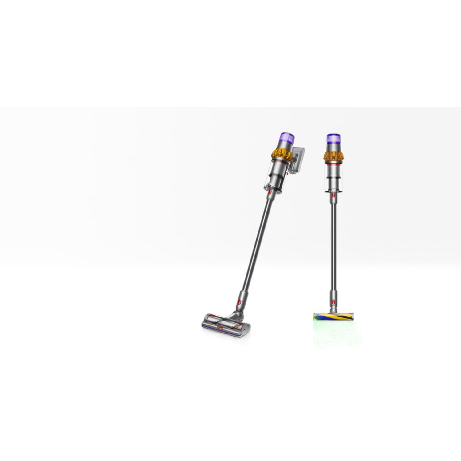 Twee Dyson stofzuigers op een witte achtergrond. Eén rechtop, één aan een muurbevestiging.