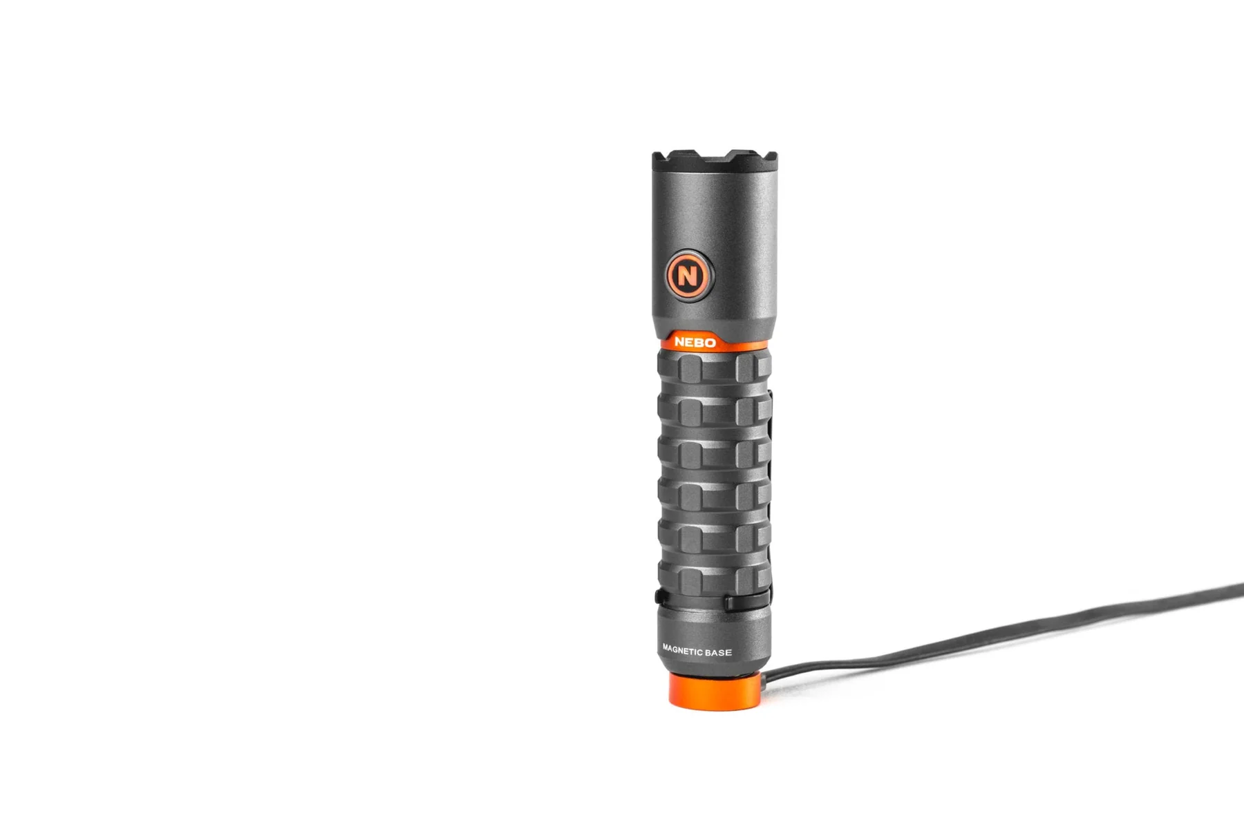 Eine schwarz-orangefarbene Taschenlampe mit Magnetfuß.