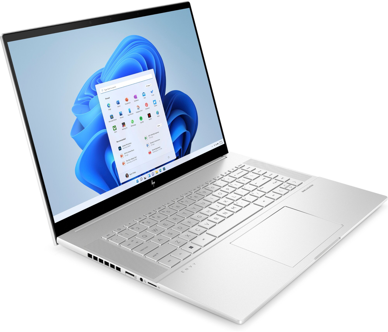 Un ordinateur portable HP argenté ouvert sur une surface blanche, affichant une interface Windows 11.