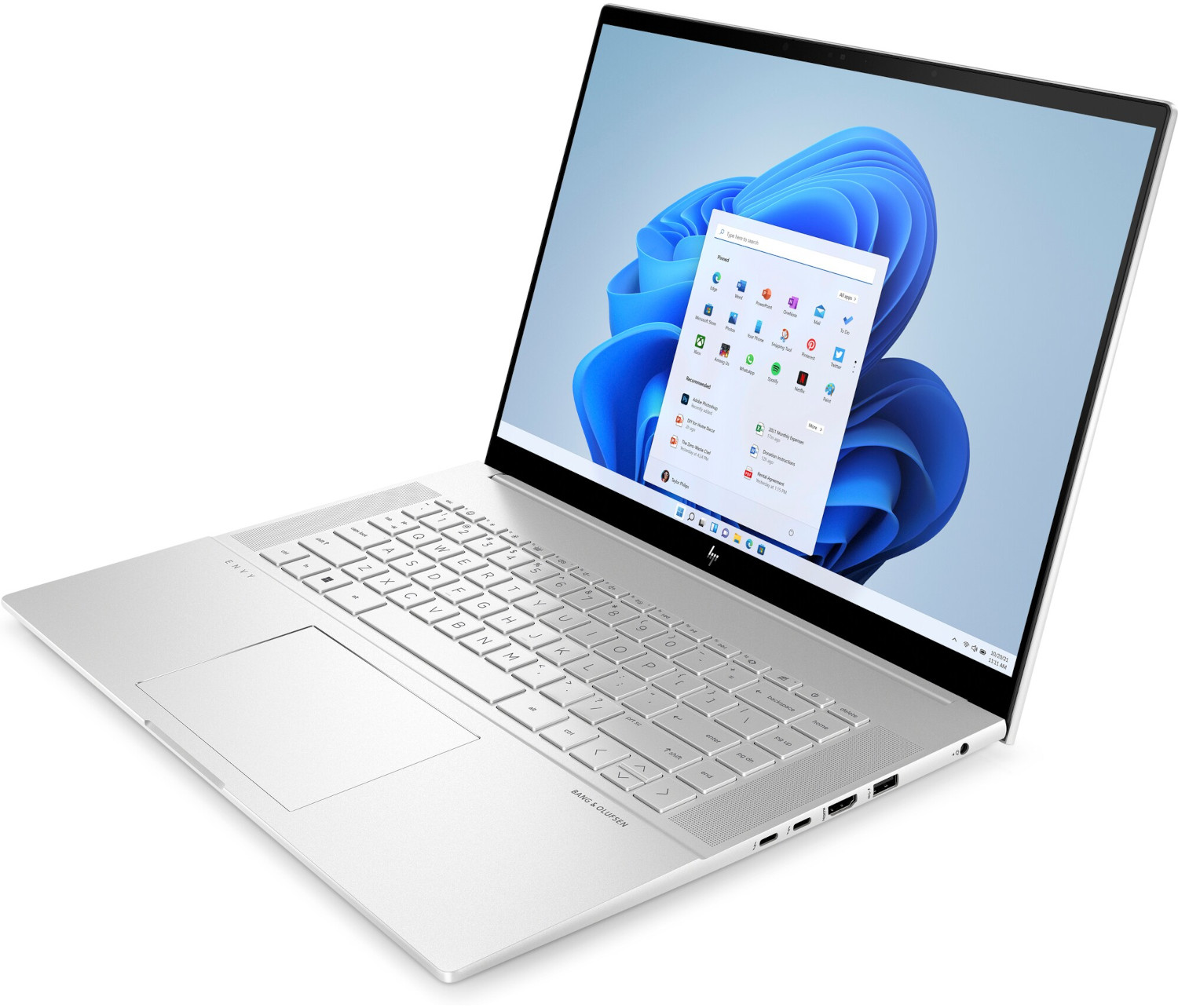 Ordinateur portable argenté avec l'interface Windows 11 ouverte à l'écran.