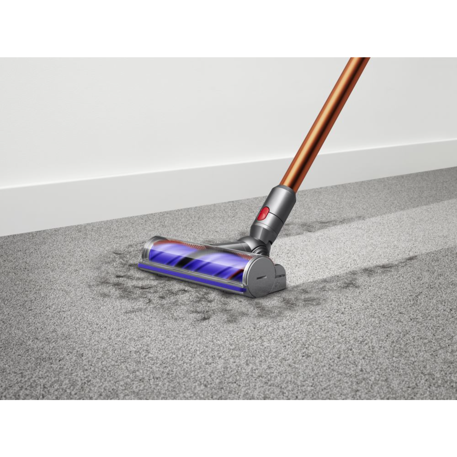 Een stofzuiger in actie op een tapijt, schoonmaken.