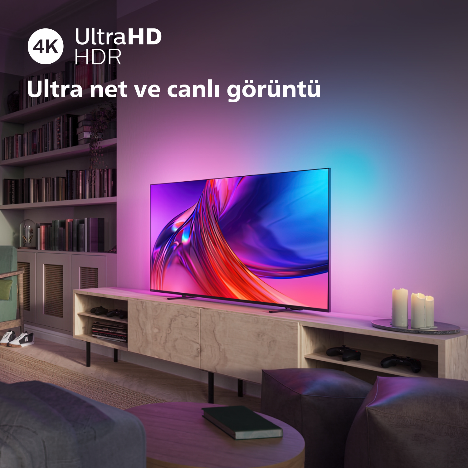 Bir TV, bir oturma odasında canlı renkler sergileyerek, raflarla modern bir tasarım sunuyor.