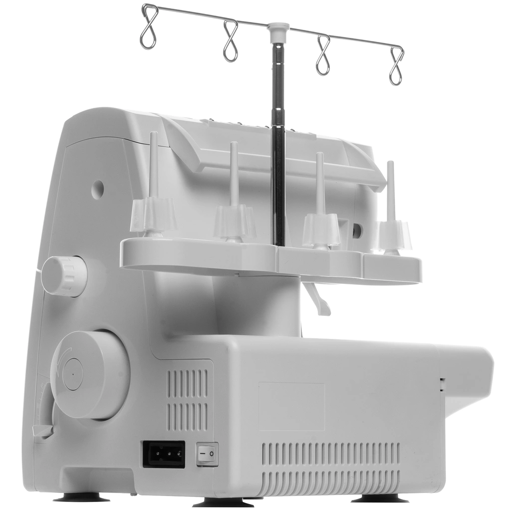 Máquina overlock blanca, vista lateral, con carretes de hilo y agujas, aislada.