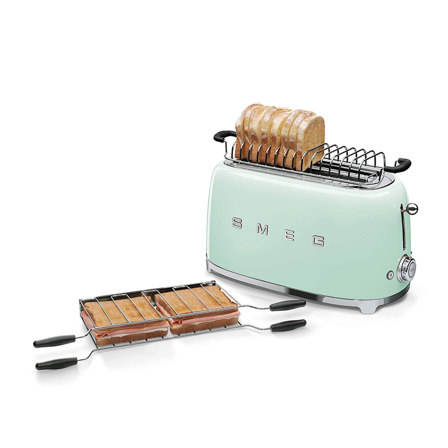 Tostapane SMEG verde menta con pane tostato e un sandwich maker. Sfondo bianco.
