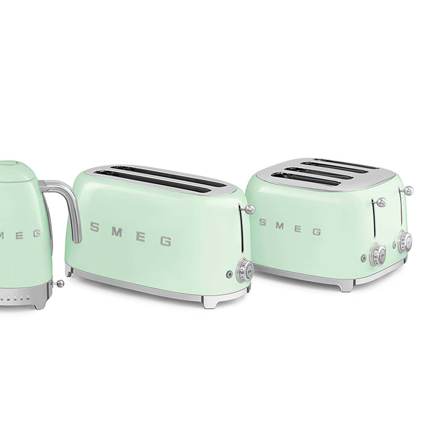 Tre elettrodomestici SMEG verde menta. Ci sono due tostapane e un bollitore, tutti su sfondo bianco.