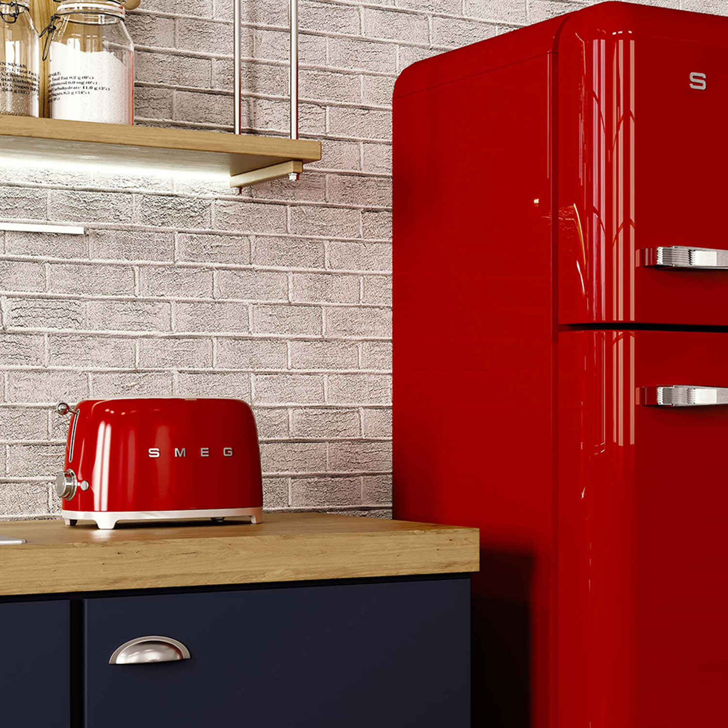 Un frigorifero SMEG rosso e un tostapane SMEG rosso su un piano di lavoro in un ambiente cucina.