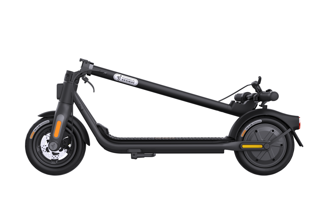 Schwarzer Segway Elektroroller. Er hat einen langen Stiel, schwarze Räder und orangefarbene Reflektoren. Auf schwarzem Hintergrund isoliert.