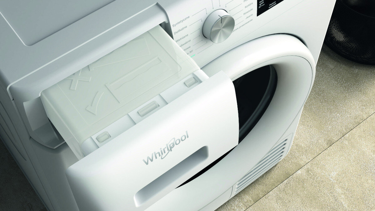 Zbliżenie białej suszarki Whirlpool z otwartą szufladą na detergent, pokazujące wnętrze.