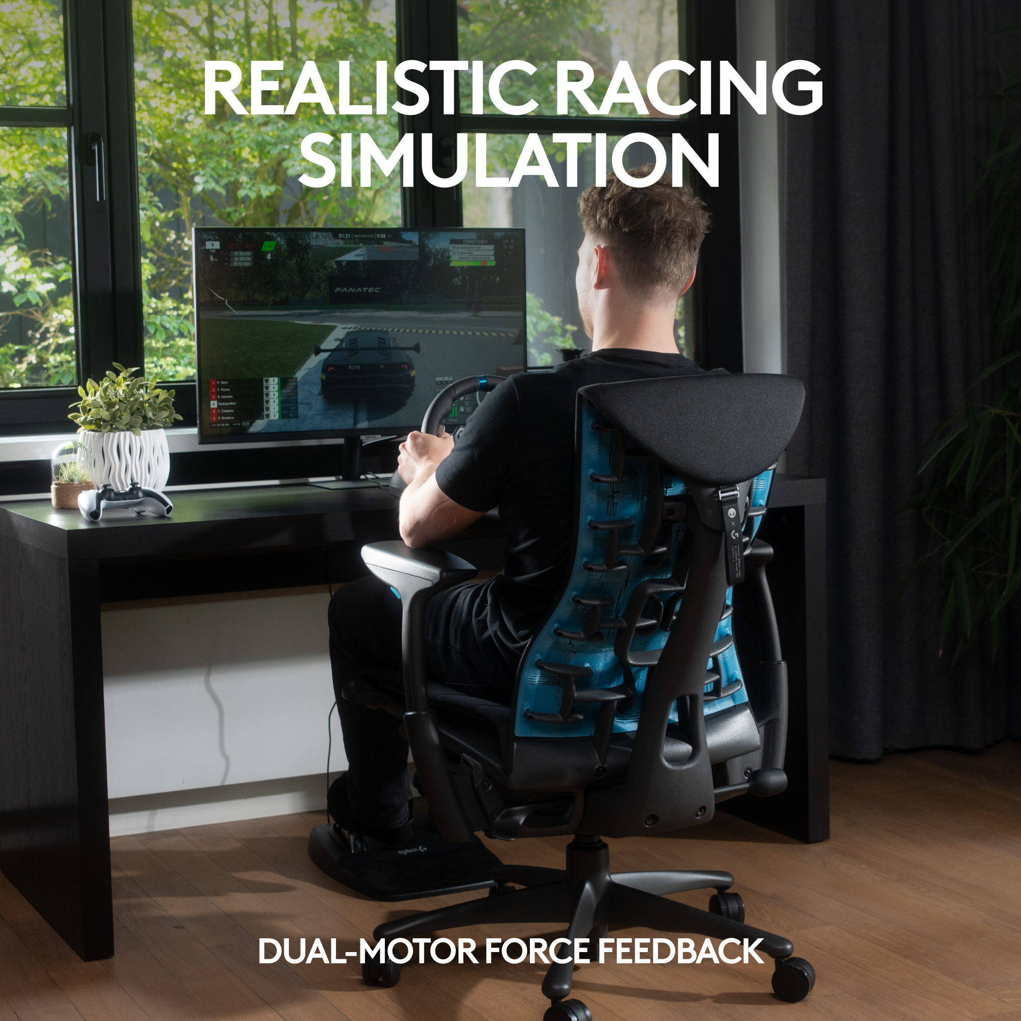 Personne jouant à un jeu de course avec un volant et un moniteur, texte 'Simulation de course réaliste'.