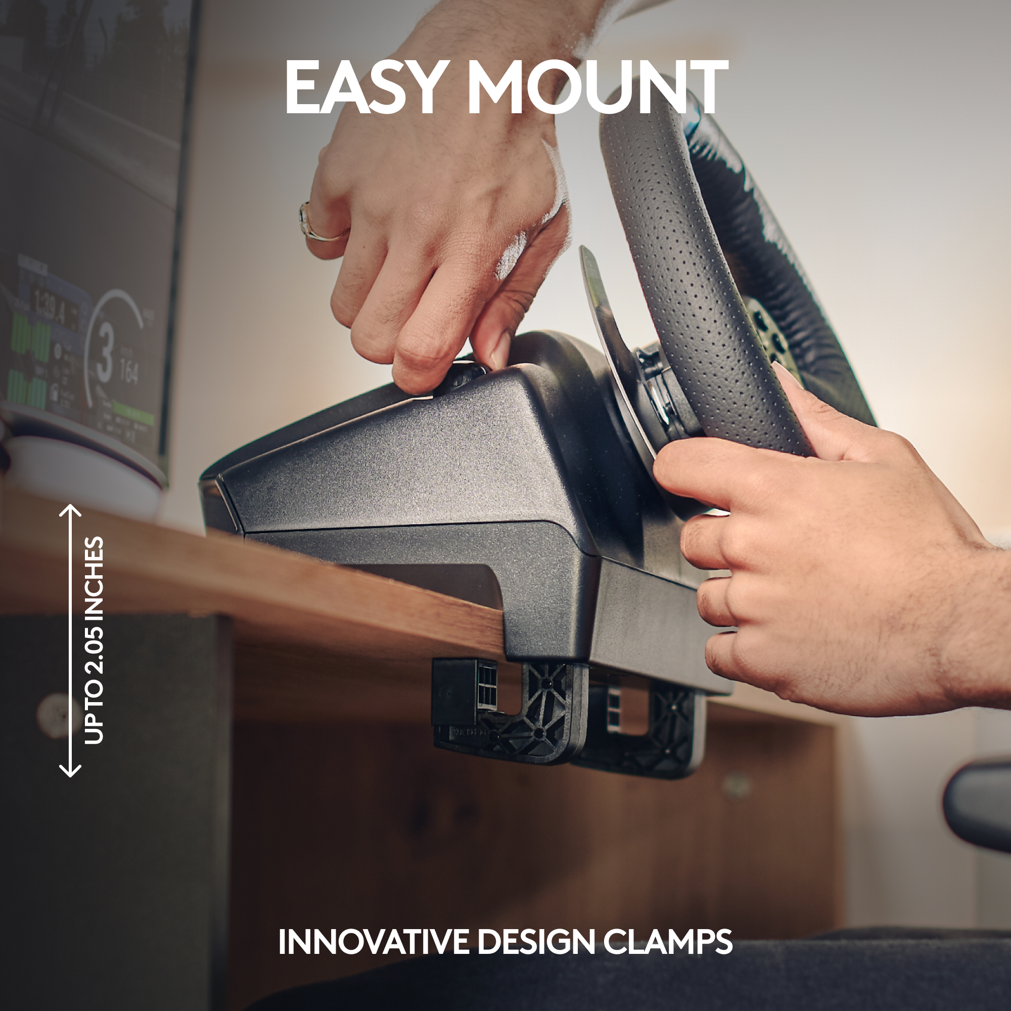 Mains montant un volant sur un bureau. Montage facile et design innovant.