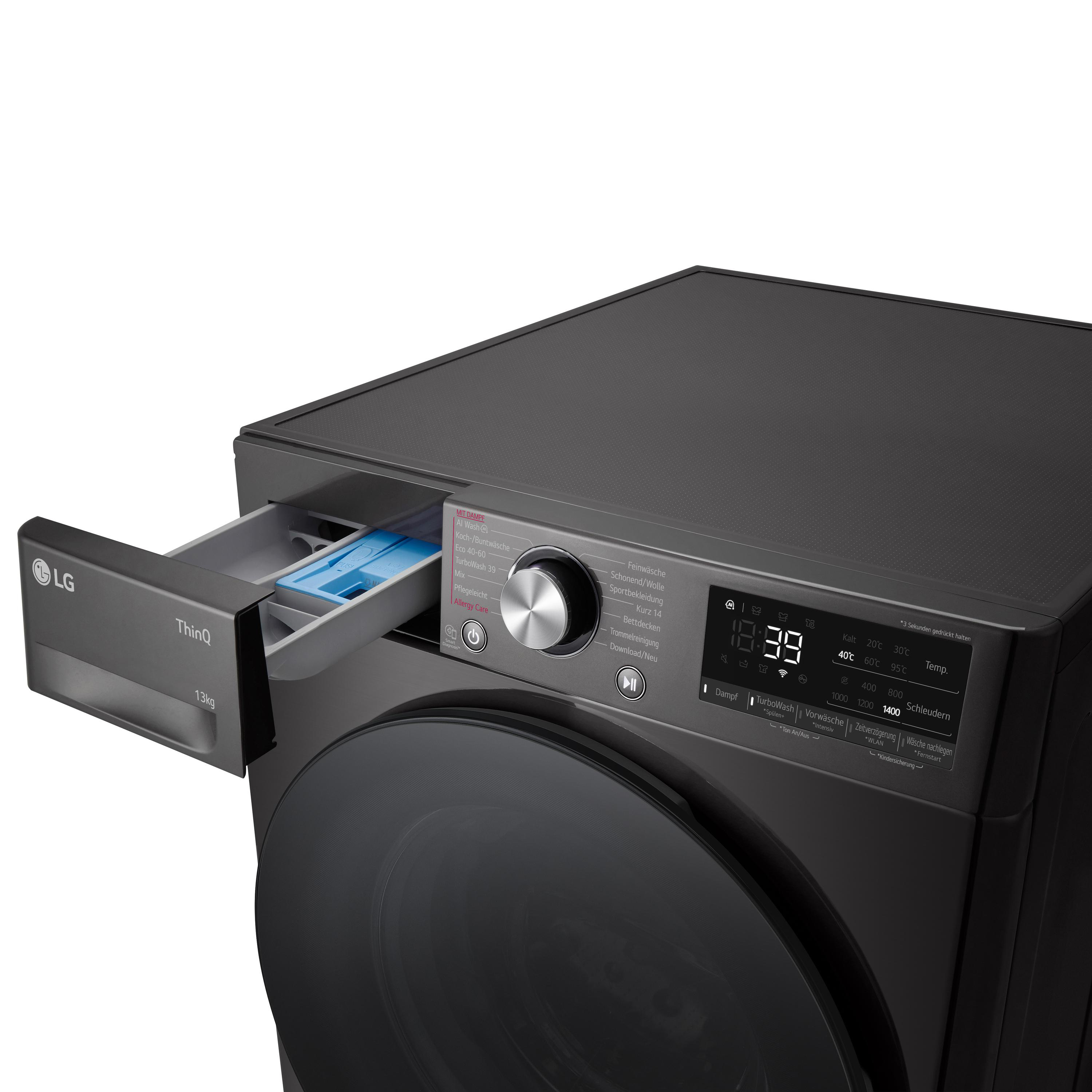 Eine schwarze Waschmaschine, offene Schublade mit Waschmittel, Display mit Einstellungen sichtbar.