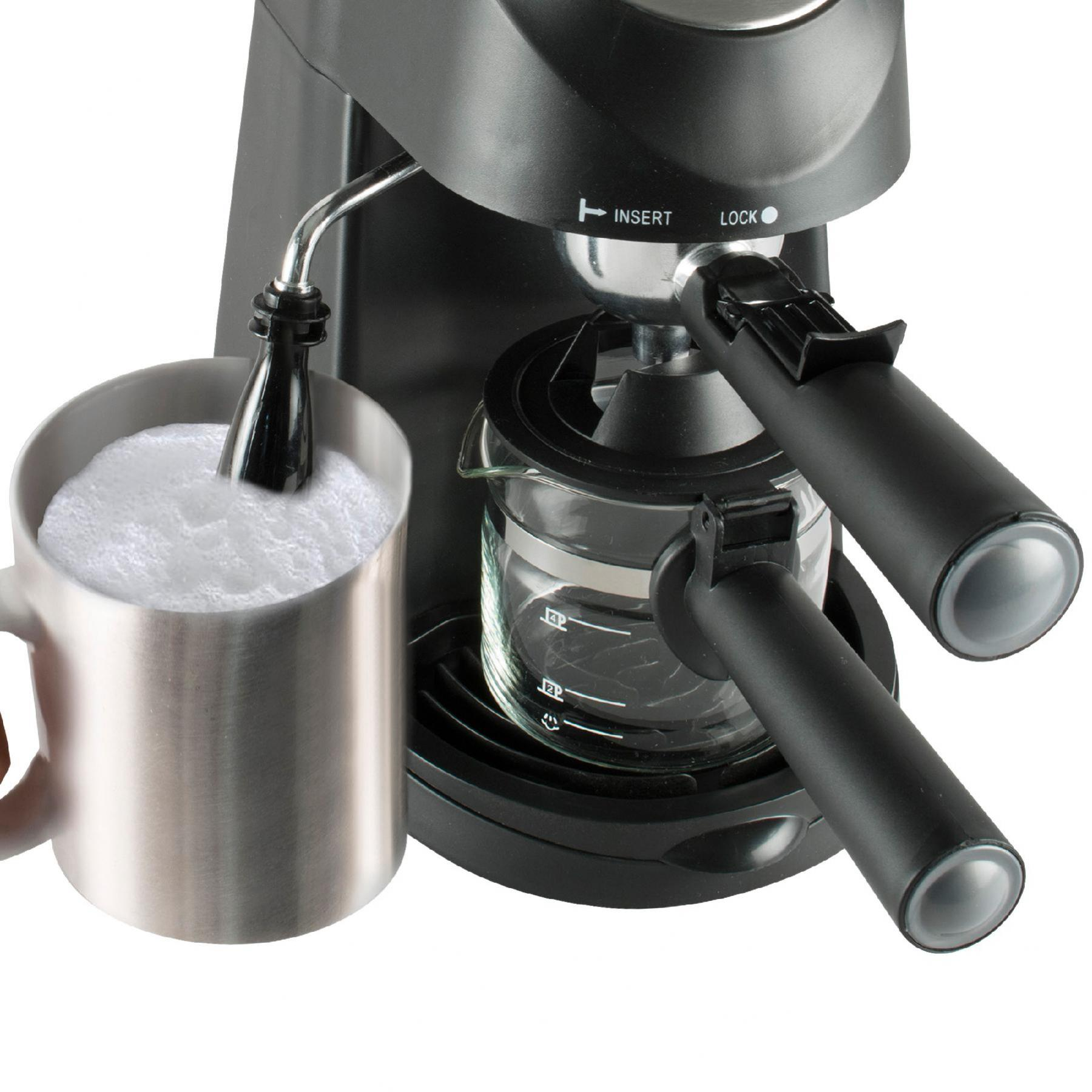 Esspresszó gép tejhabosítással egy fém bögrében, üvegkancsóval, fehér háttéren.