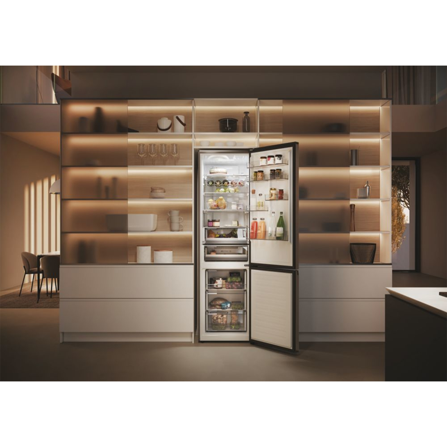 Un frigorifero aperto che mostra ripiani di cibo e bevande all'interno di una cucina moderna.