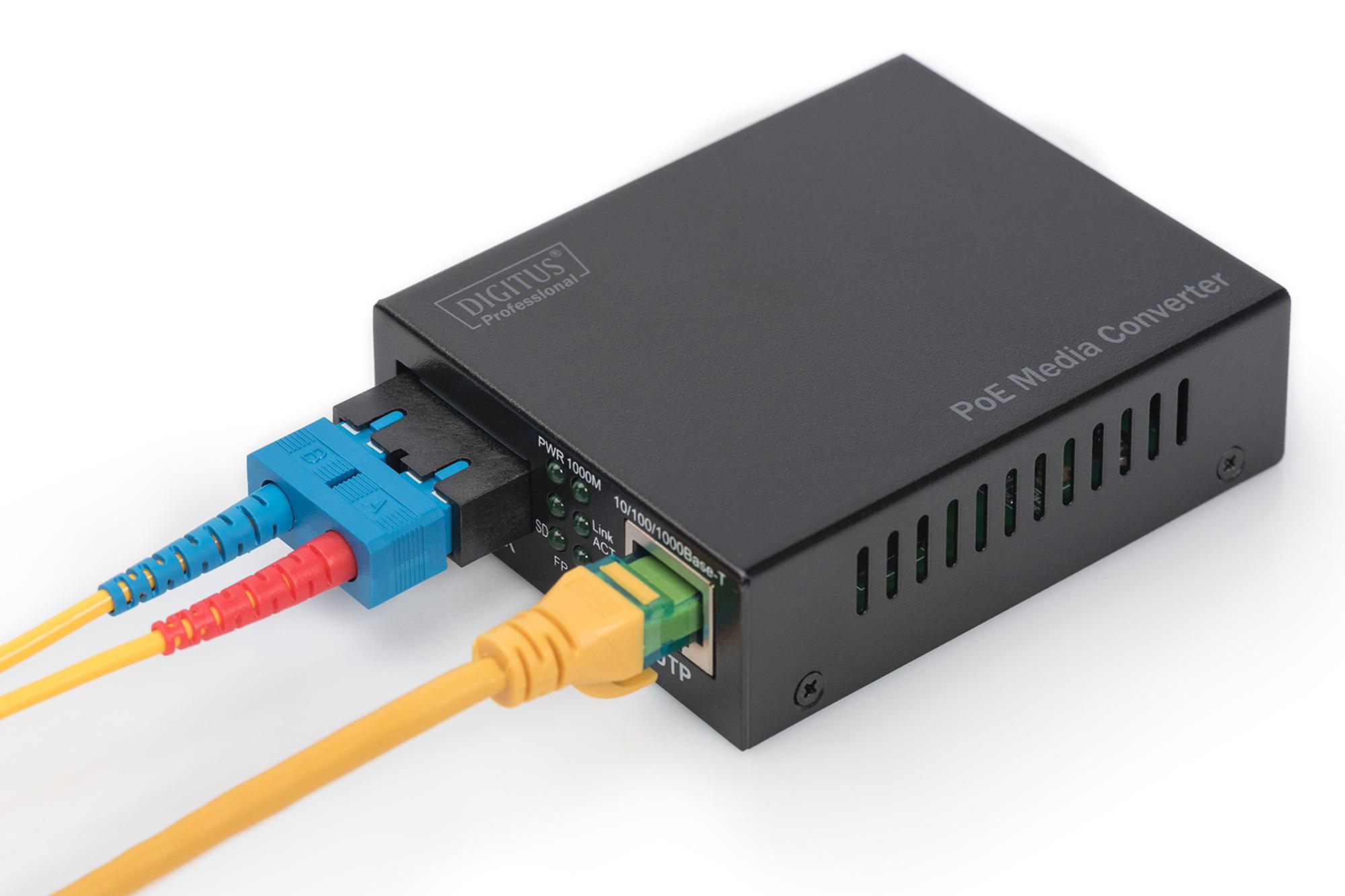 Schwarzer PoE-Medienkonverter mit blauen, roten Glasfaserkabeln und gelbem Ethernet-Kabel.