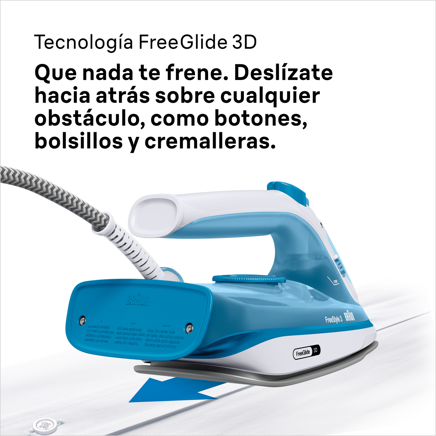 Una plancha de vapor Braun FreeGlide 3D azul y blanca se desliza sobre tela.