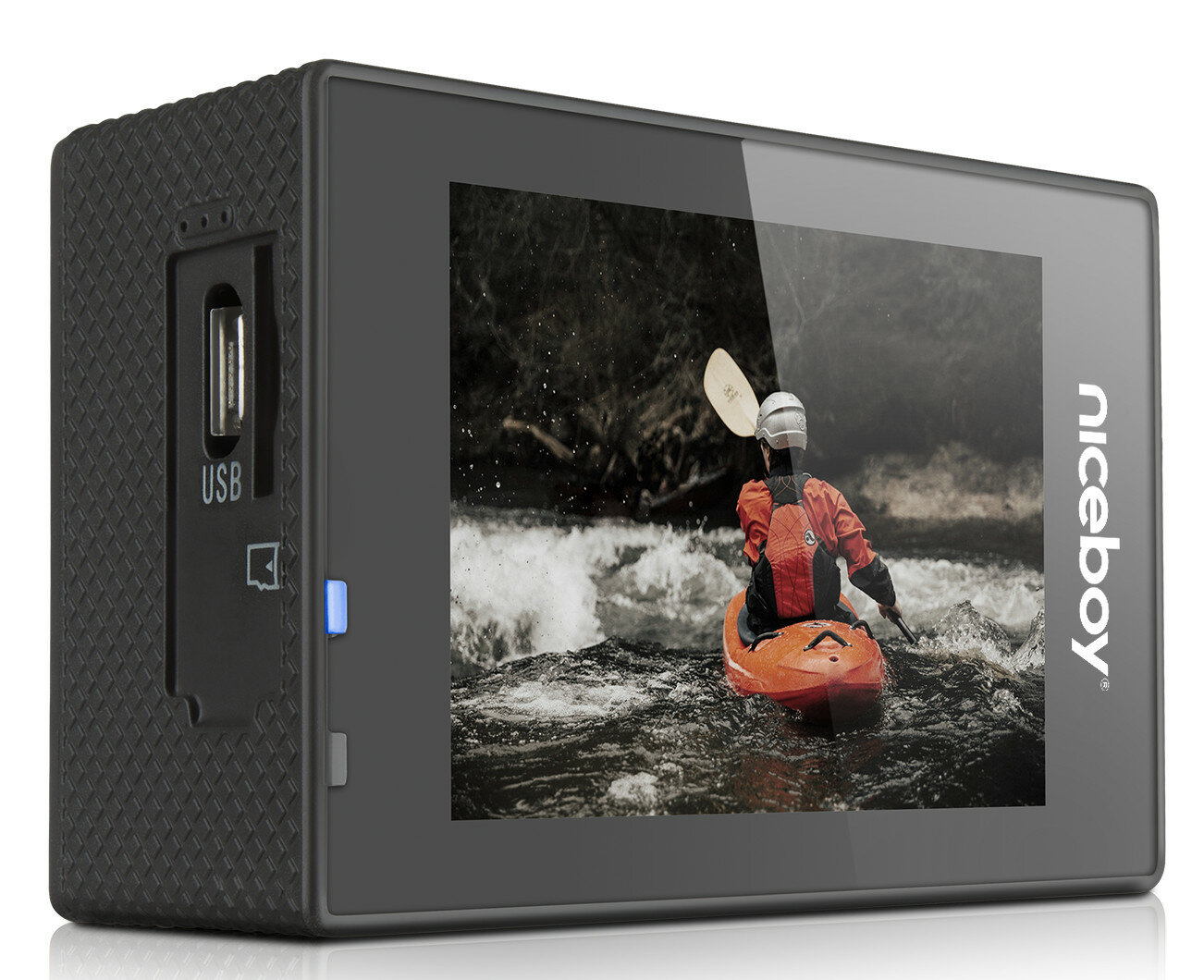 Czarna kamera sportowa z kajakarzem na ekranie. Port USB z boku.