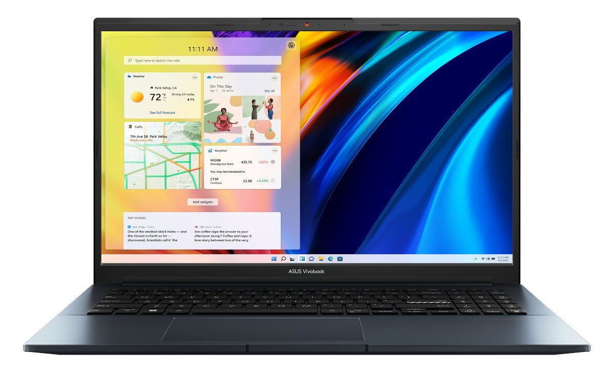 Ekran laptopa wyświetlający widżety. Ekran ma niebiesko-biały design.