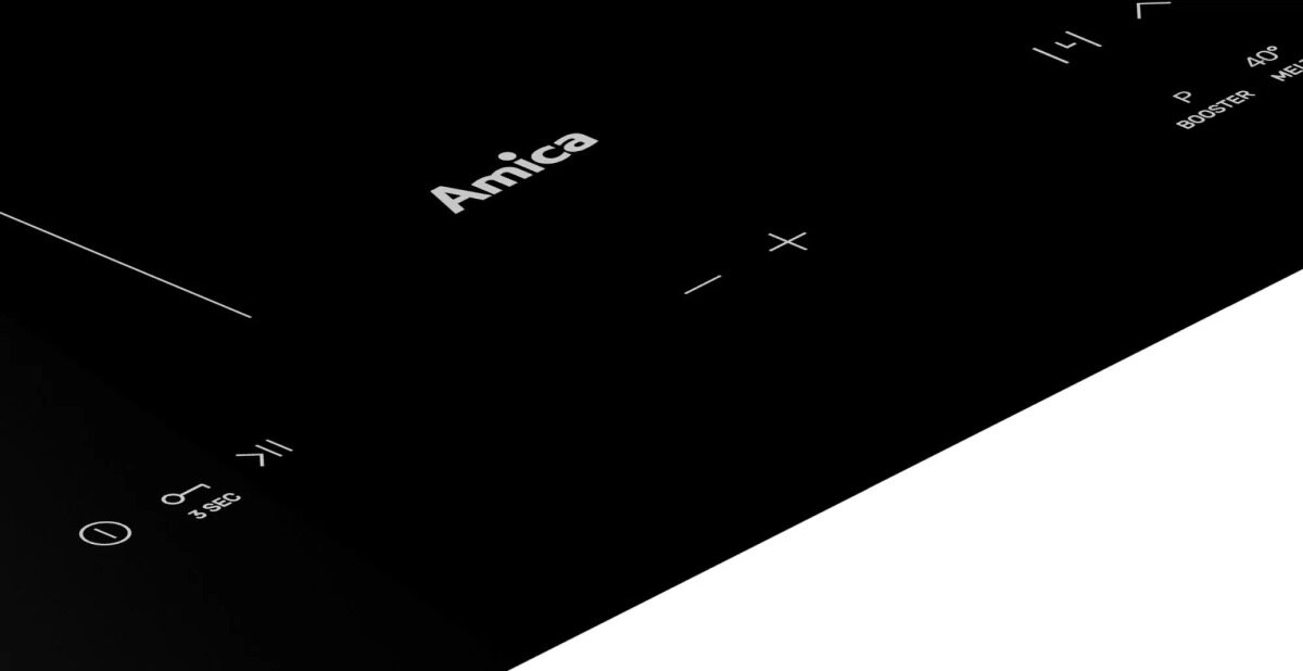 Czarna płyta indukcyjna z białymi oznaczeniami i logo Amica. Widoczny panel sterowania.