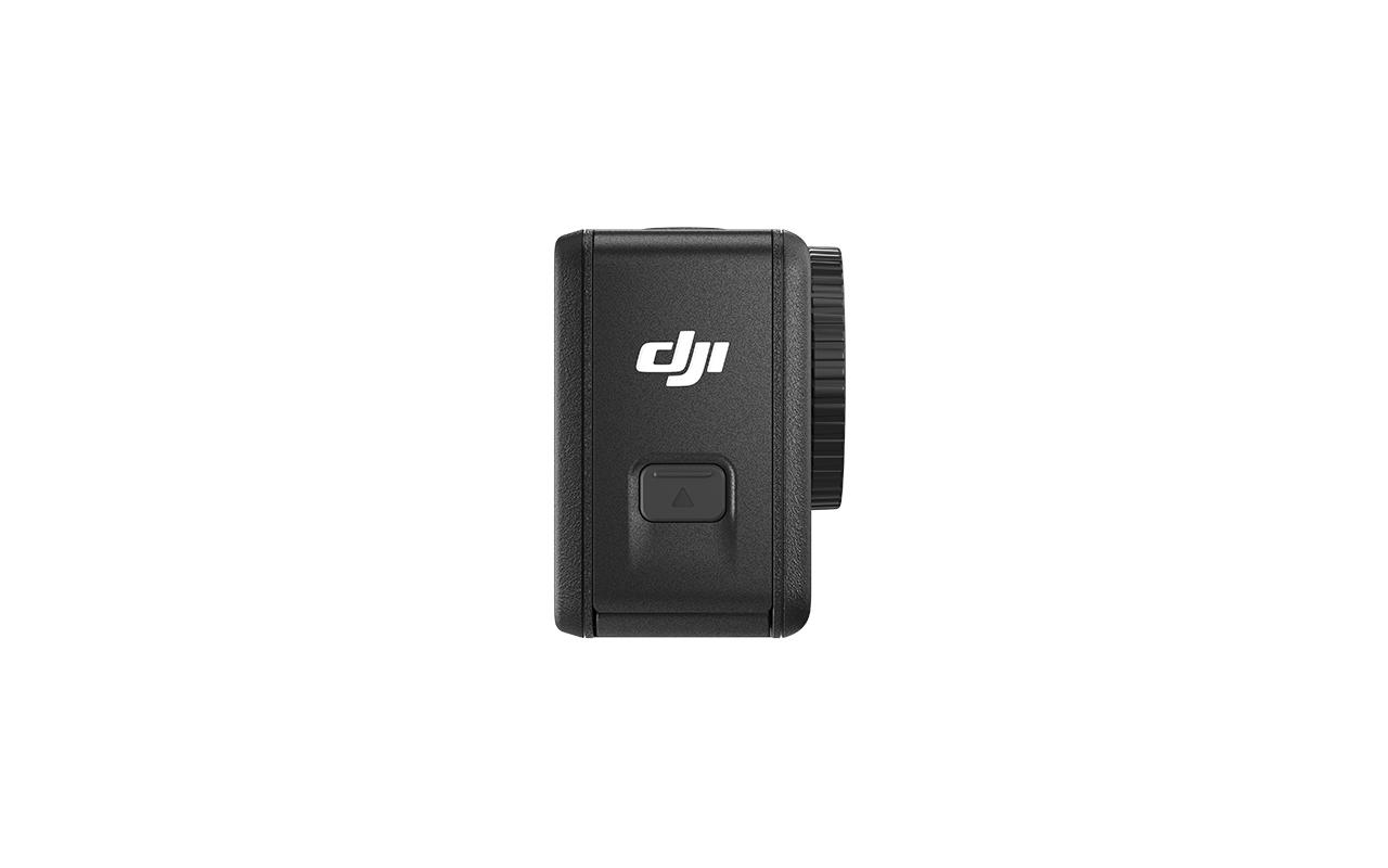 DJI Action-Kamera Seitenansicht, schwarz, mit Logo und Taste auf weißem Hintergrund.