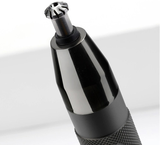 Gros plan sur une tête de tondeuse à poils de nez noire et argentée.