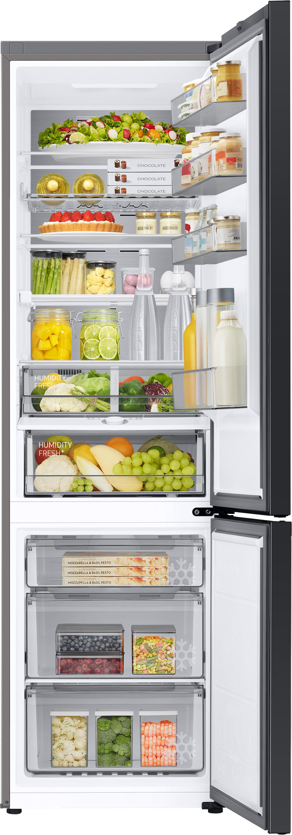Ein geöffneter Kühlschrank mit Lebensmitteln. Der Kühlschrank enthält Obst, Gemüse und verschiedene Behälter.