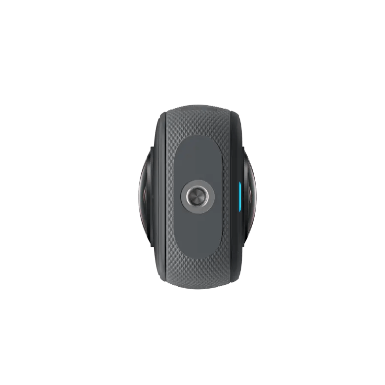 Una cámara negra de 360 grados sobre un fondo negro, con un solo botón.