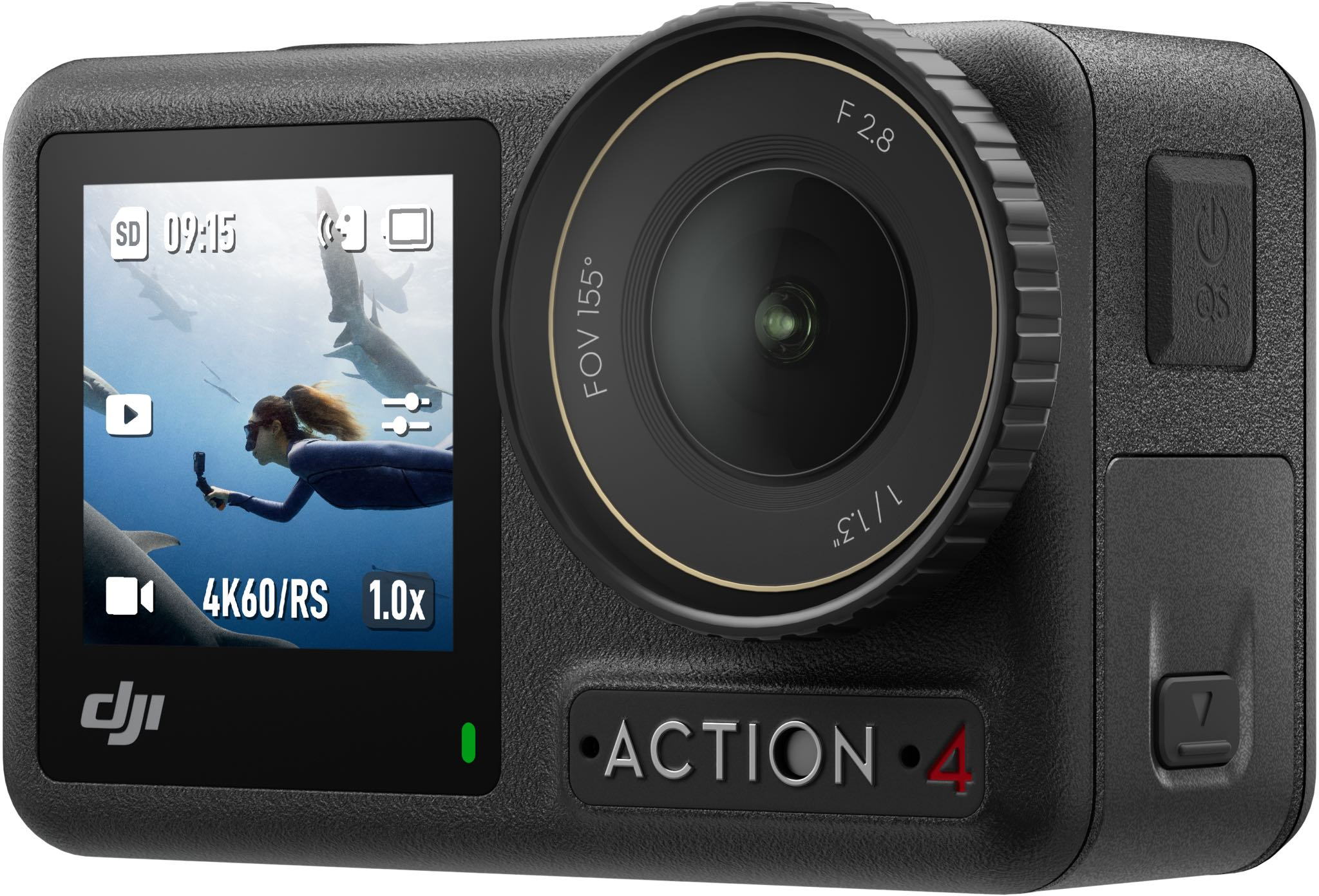 DJI Action 4 Kamera, die eine Frau beim Schwimmen mit Haien unter Wasser zeigt.