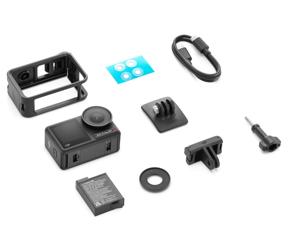 Kamera DJI Action i akcesoria. Czarna kamera, różne mocowania i kable na białej powierzchni.