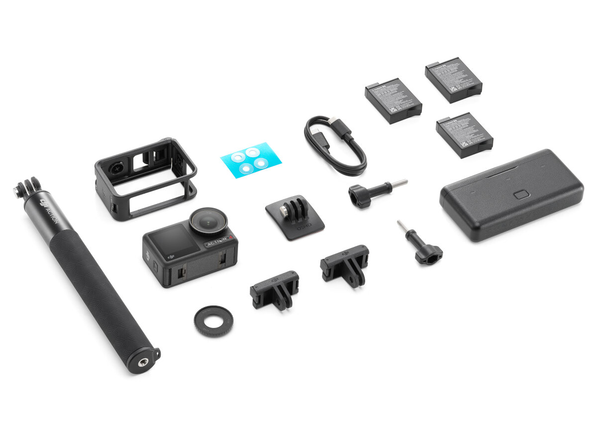 Kamera DJI Osmo Action i akcesoria, w tym baterie, uchwyty i uchwyt.