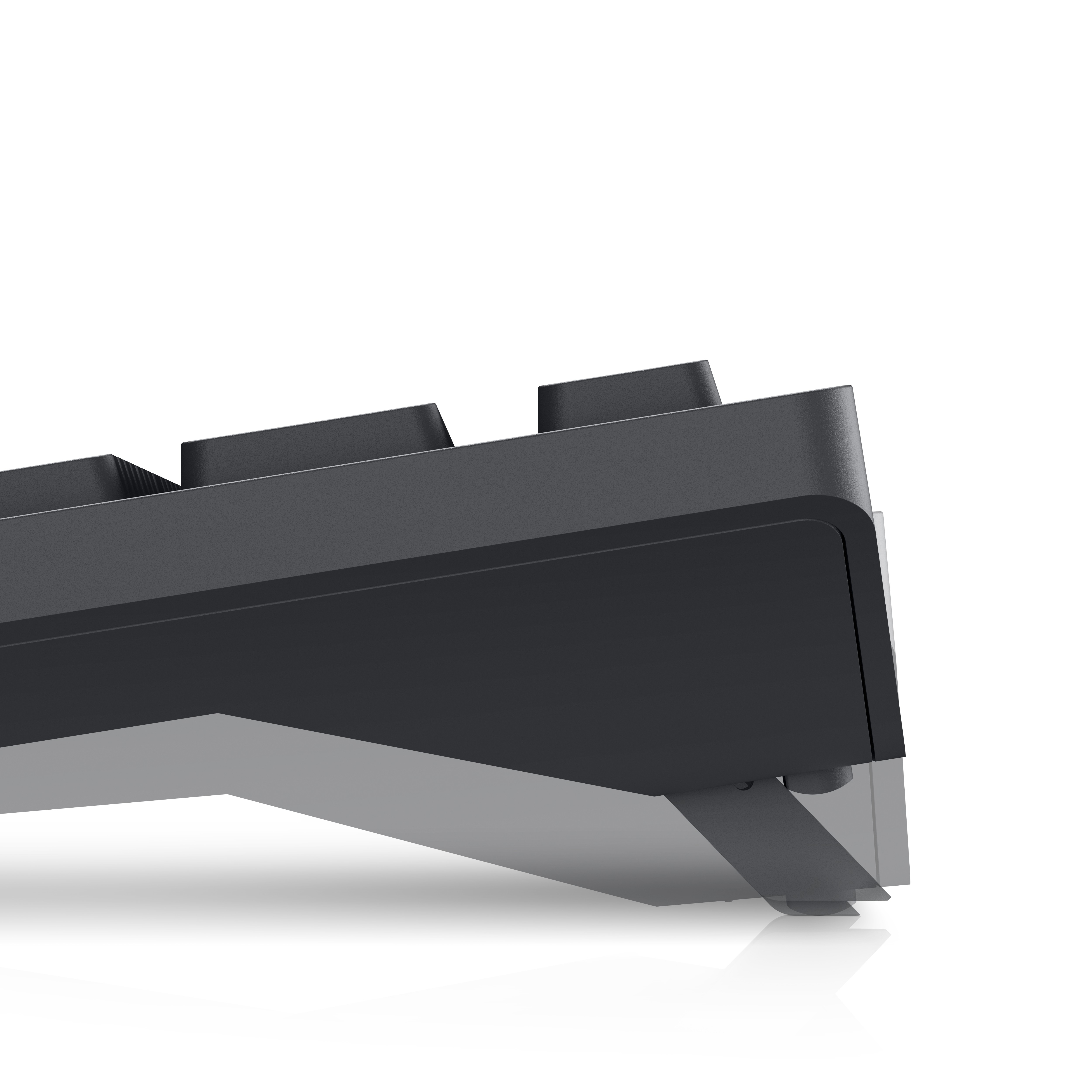 Nahaufnahme einer schwarzen Tastaturkante und -tasten vor weißem Hintergrund, Betonung des Designs.